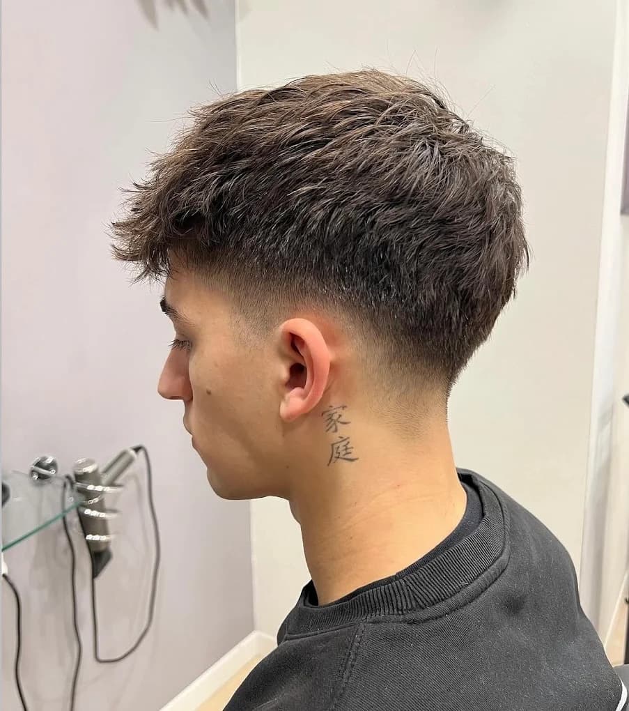 Taglio uomo fade con dettaglio rasato