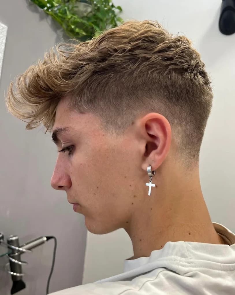 Taglio uomo fade con piega texturizzata