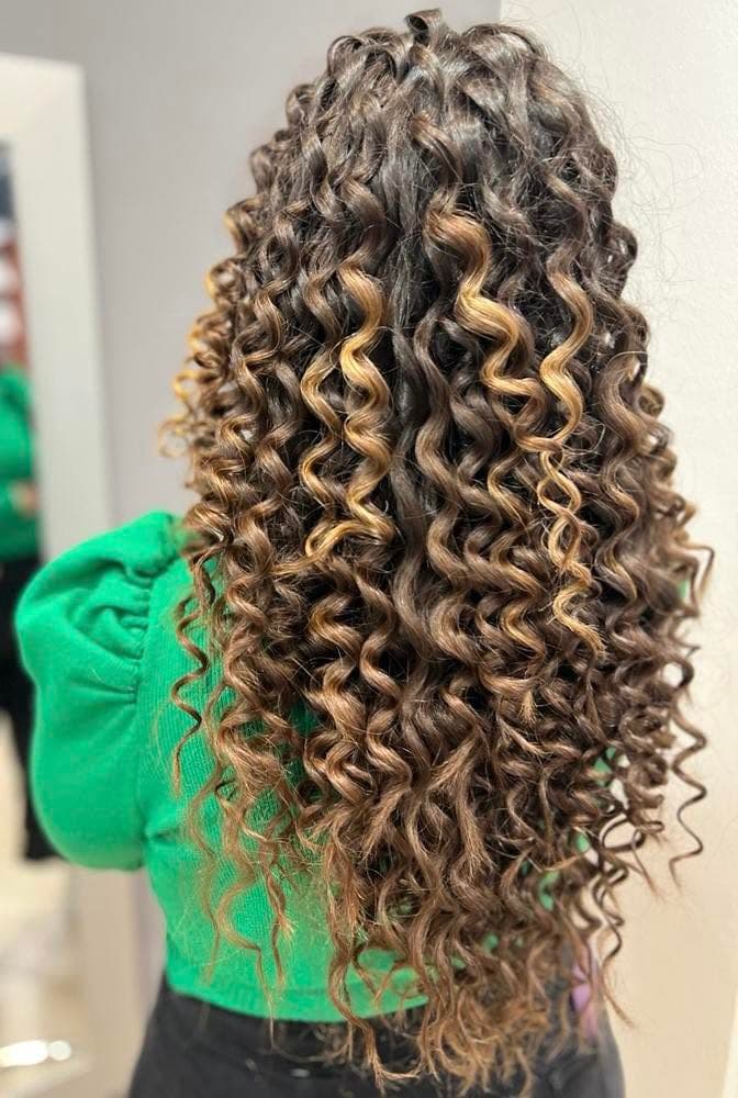 Ricci definiti con riflessi caramello