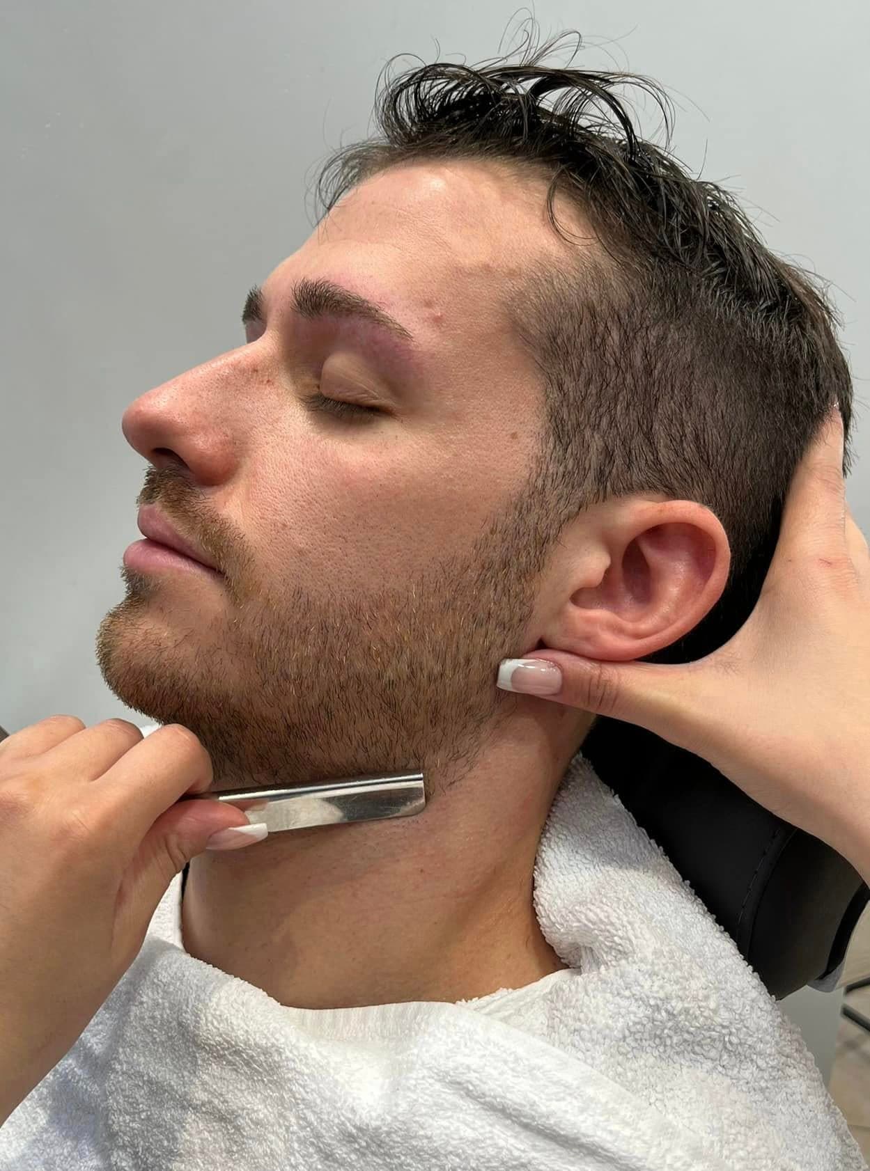 Barba rifinita con contorni precisi, curata in salone