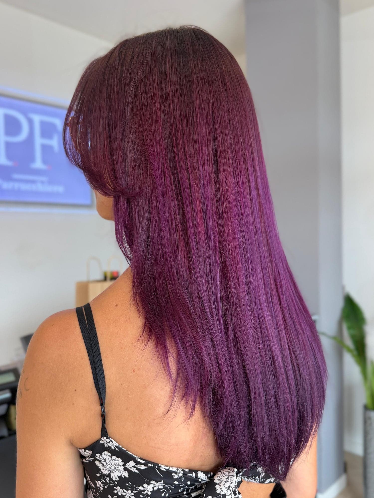 Capelli lunghi viola prugna, lucidi e con frangia