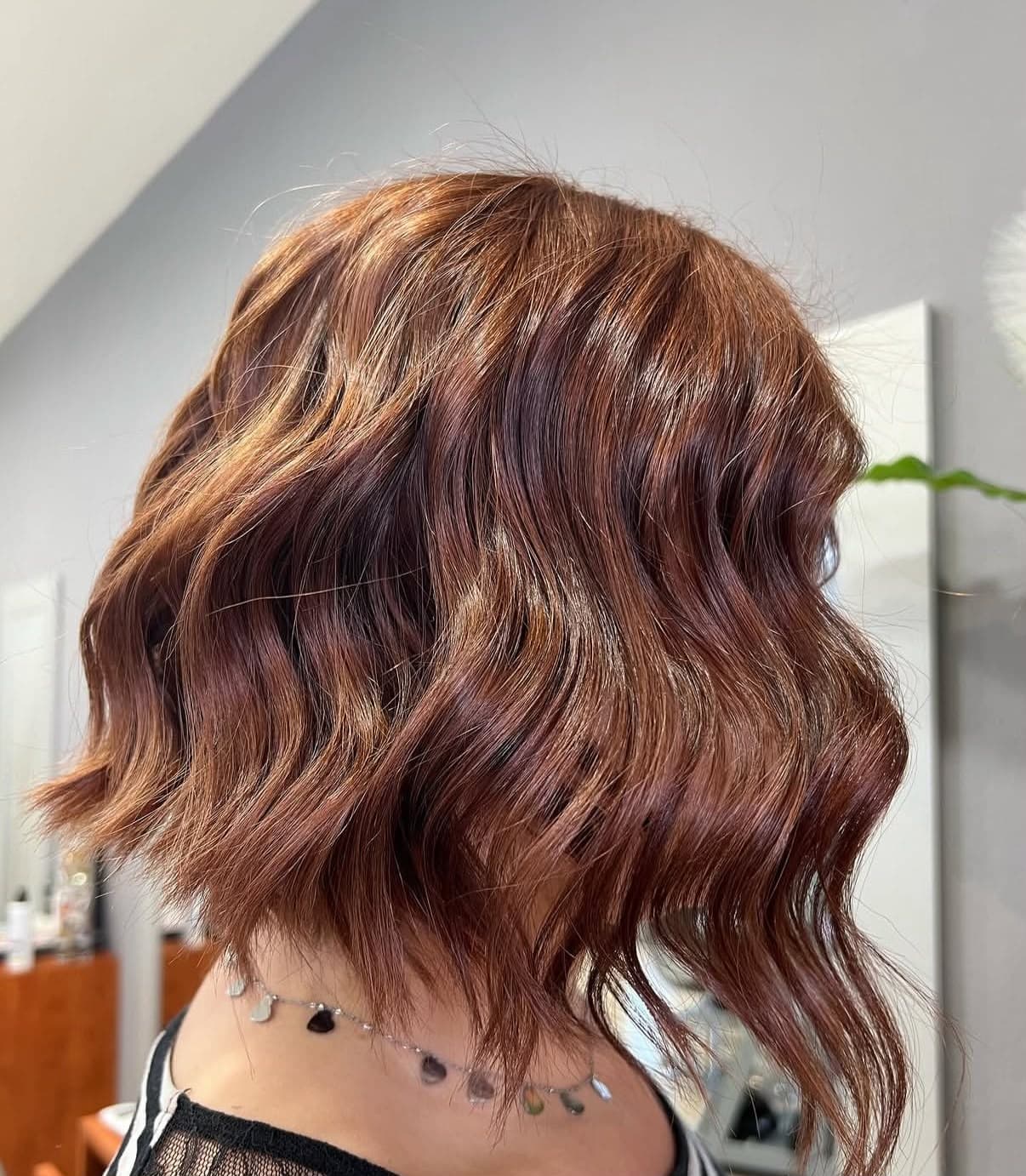 Capelli lucidi e luminosi dopo un trattamento lucidante