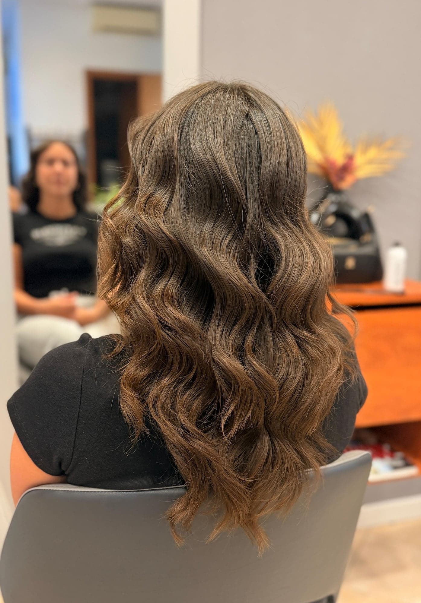 Piega a onde morbide su capelli lunghi castano cenere