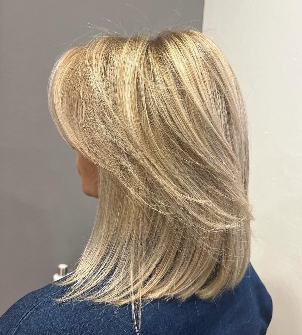 Capelli biondi sani e luminosi, curati dalla cute alle lunghezze